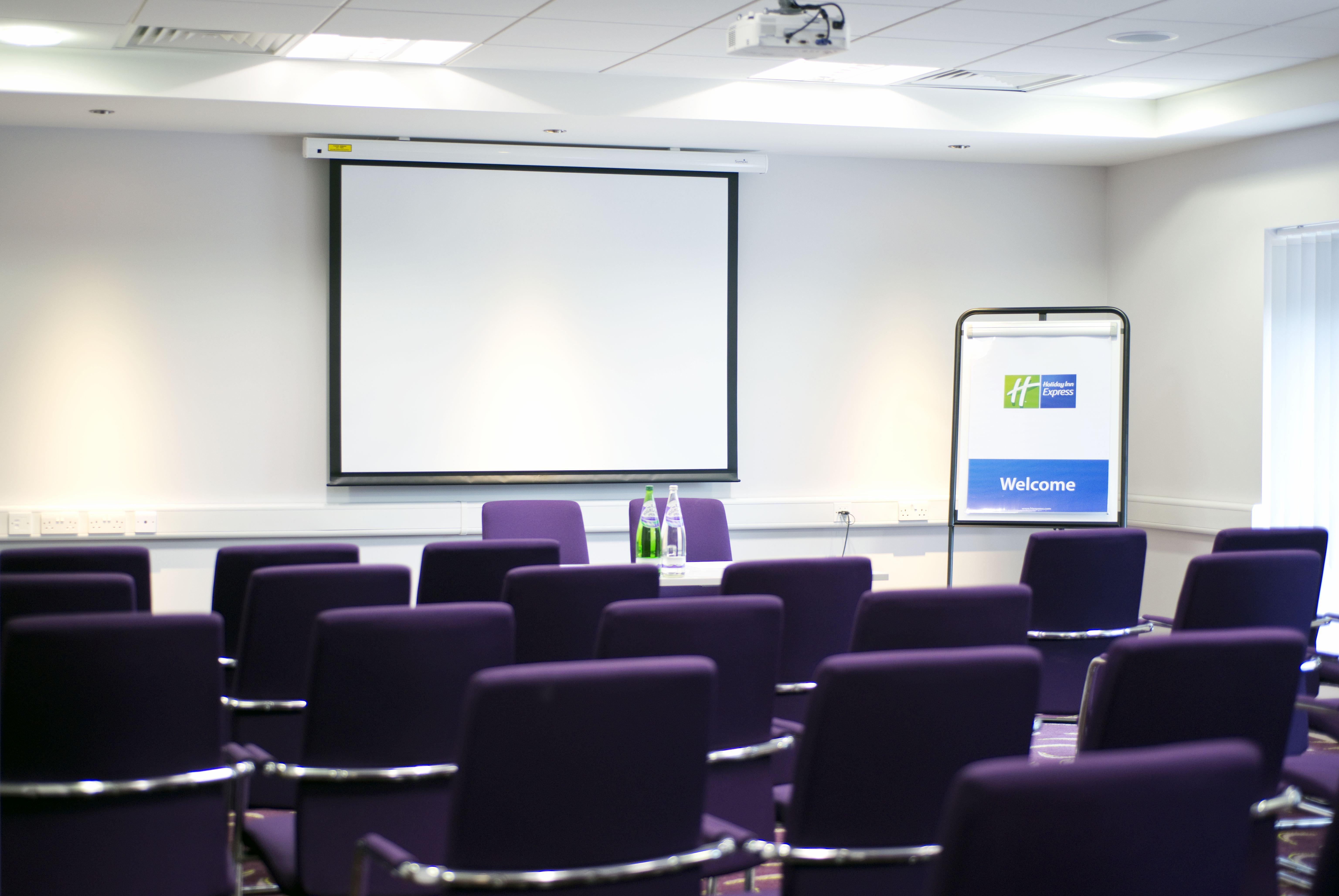 Holiday Inn Express Dunstable, An Ihg Hotel Buitenkant foto
