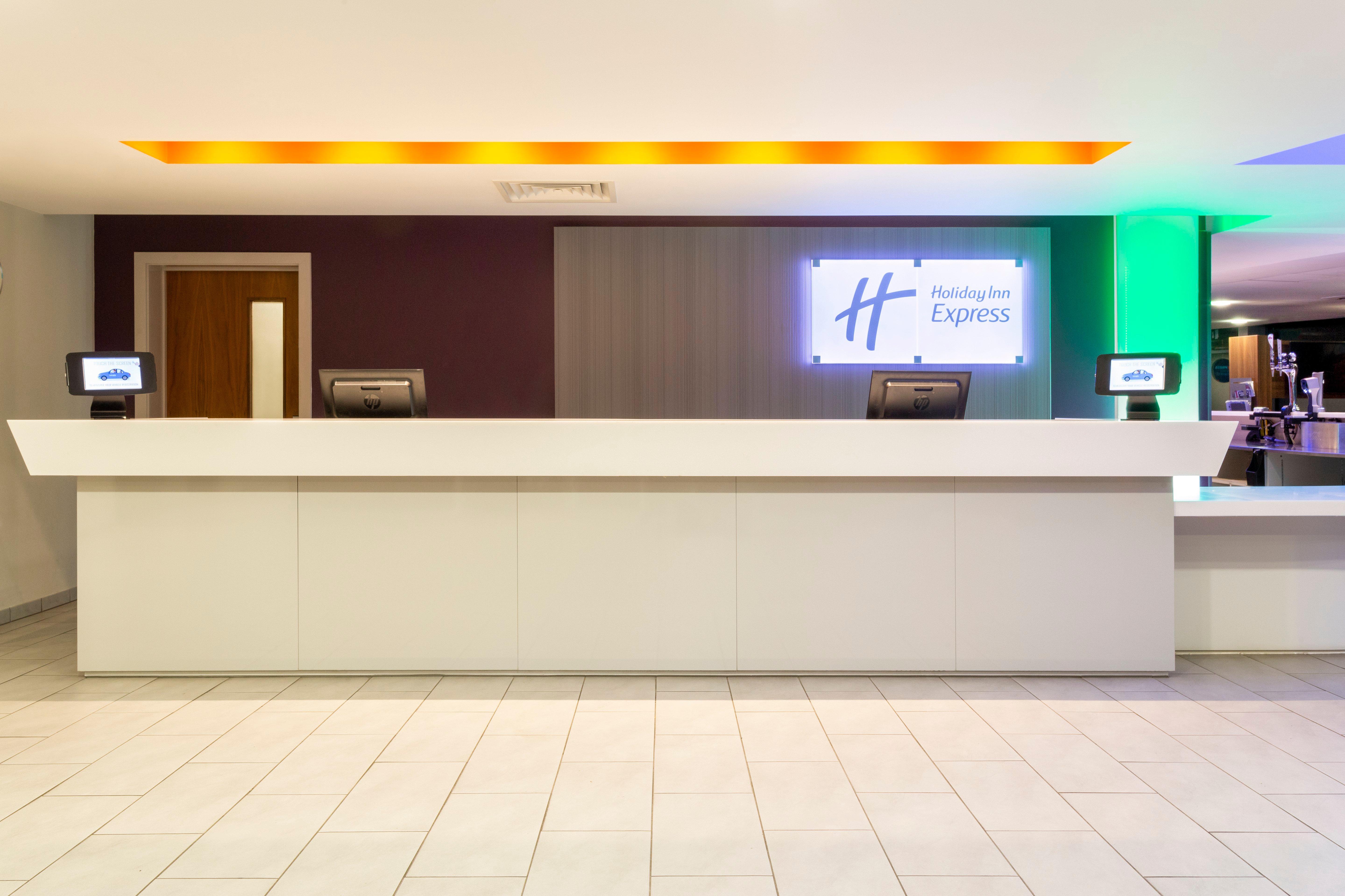 Holiday Inn Express Dunstable, An Ihg Hotel Buitenkant foto