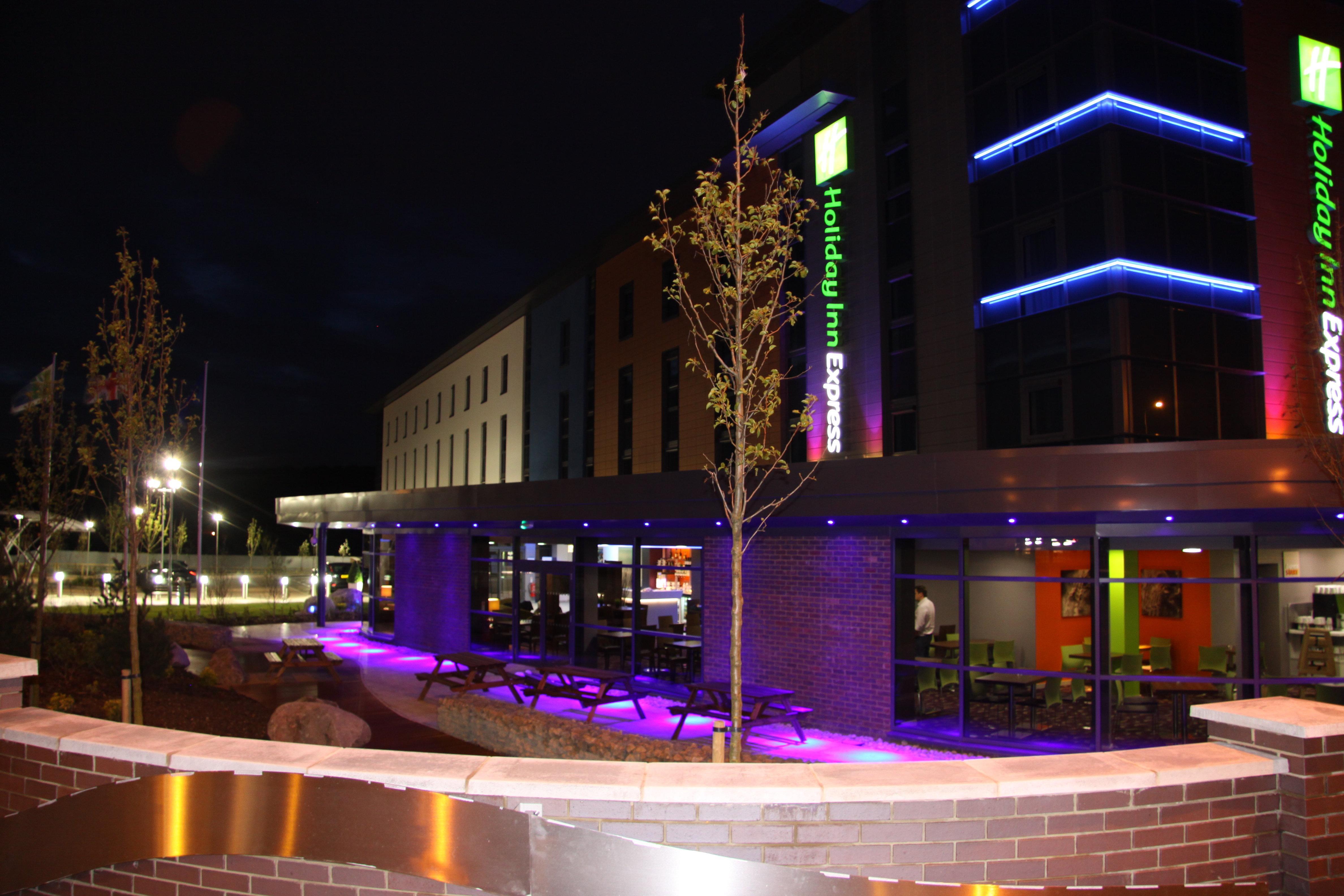 Holiday Inn Express Dunstable, An Ihg Hotel Buitenkant foto
